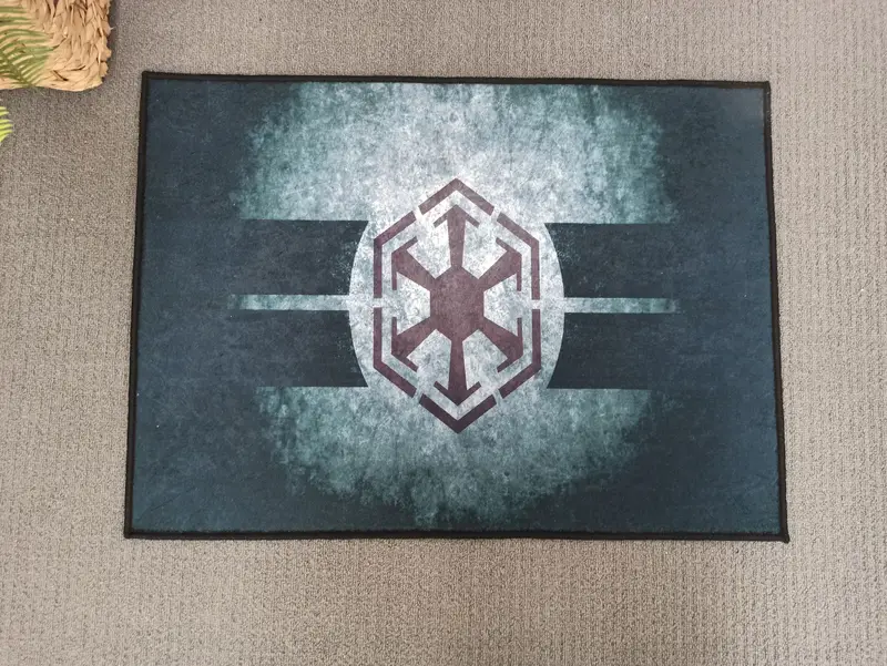 エレガントなグレーとブラックのプリントラグ: 映画にインスピレーションを得たモダンなデザイン