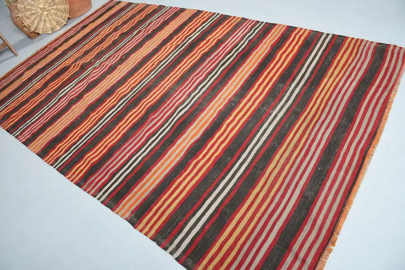 Türkischer Vintage-Teppich, 180 x 287 cm, rot-schwarz gestreifter Kelim-Teppich - 1