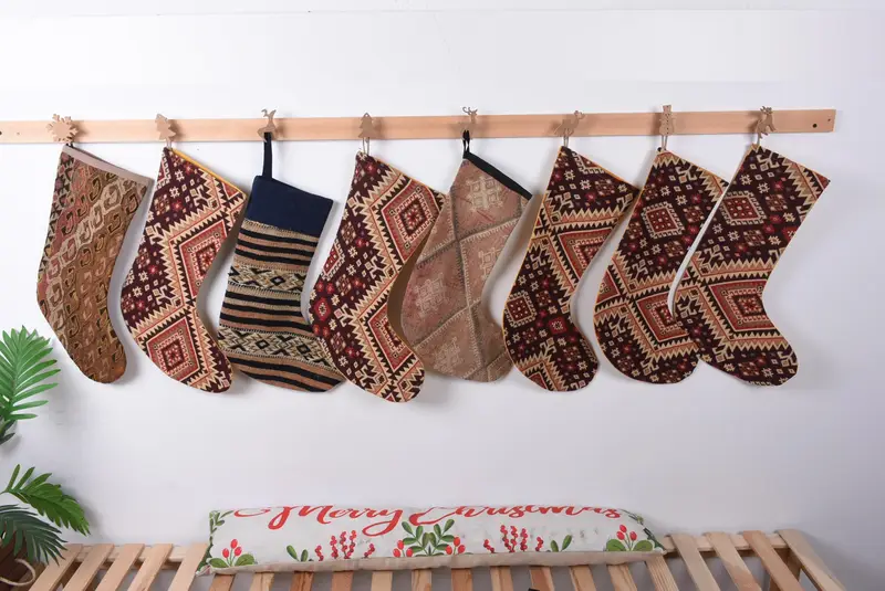 Şenlikli Noel Süsleri Deseni, 7 İnç Genişliğinde Noel Çorabı