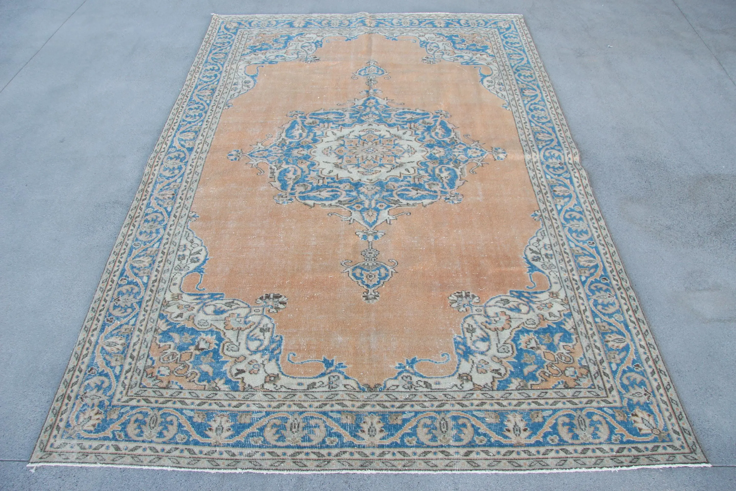 Großer Vintage-Teppich 6,7 x 9,8 Fuß (203 x 299 cm), blau umrandeter türkischer Teppich - 1