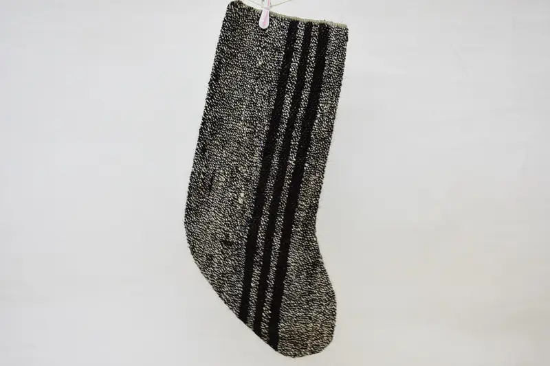 Kahverengi ve Bej Noel Süsleri Çorabı, Şenlikli Tatil Dekorasyonu