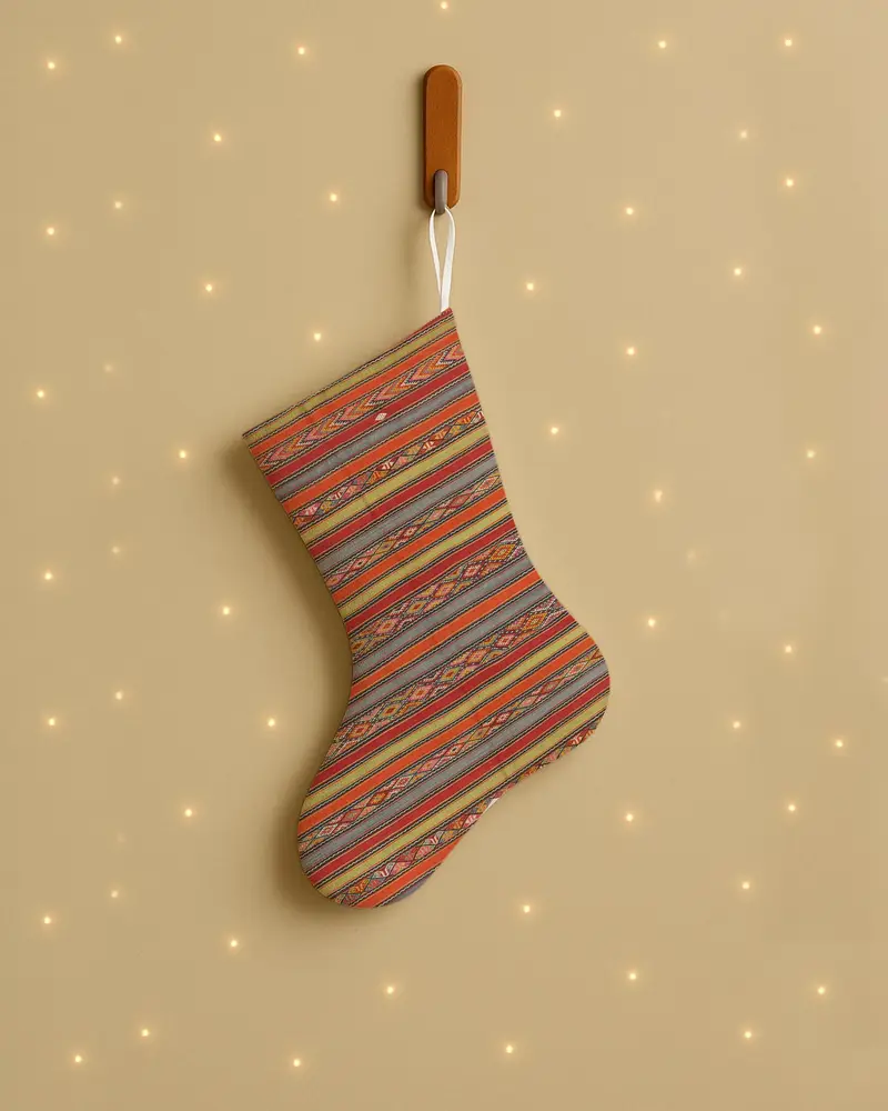 Medias festivas de adornos navideños verdes y naranjas, acogedora decoración navideña