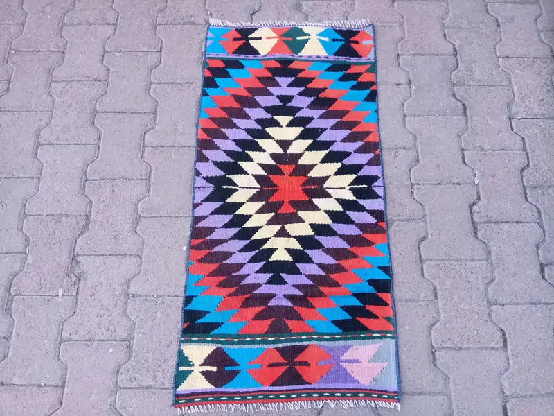 Mavi Çiçekli Halı, 1,58x3,33 ft, Kırmızı Vurgulu