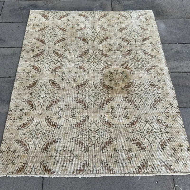 Alfombra marrón y beige, diseño con bordes de 4x4 pies