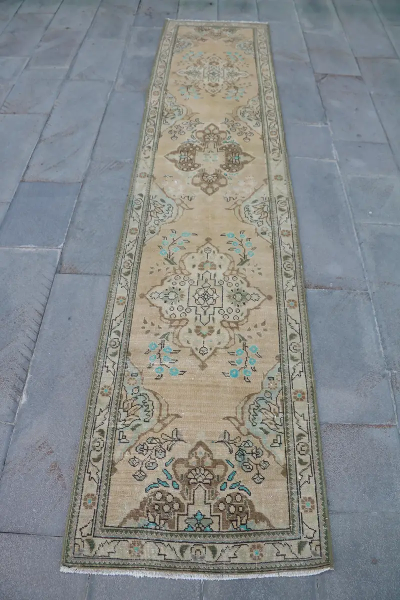 Zarif Kahverengi ve Yeşil Çiçekli Halı, 2,4x11 ft Şık Dekor