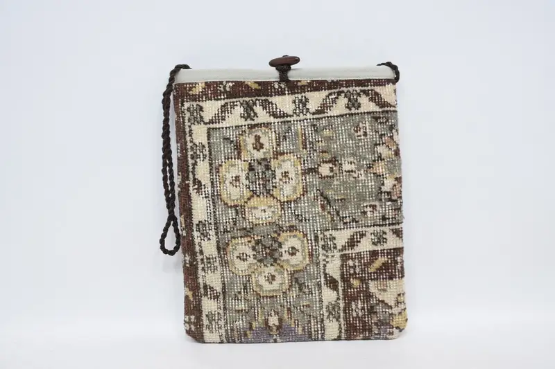 ヴィンテージモチーフのウールショルダーバッグ、ゴシックアールデコキリムバッグ