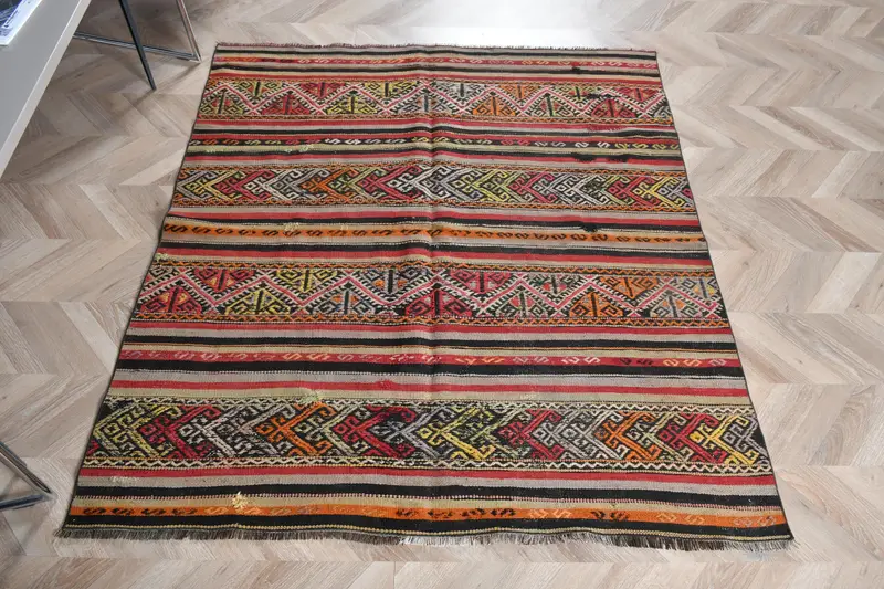 Kırmızı & Siyah Çizgili Halı, 4.6x5.1 ft Geometrik Tasarım