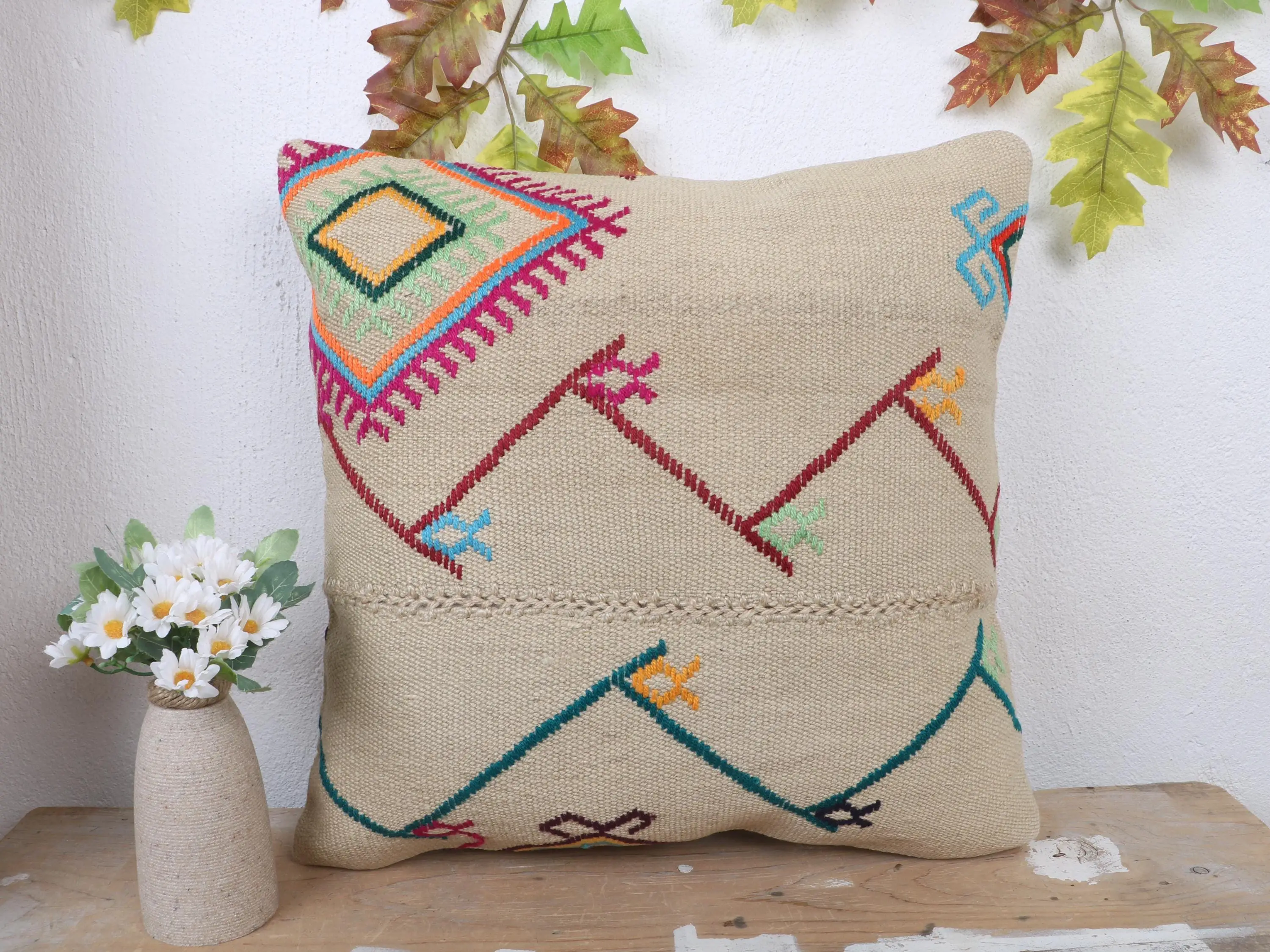 ベージュ & ピンクの刺繍入り枕、多用途 18 x 18 クッション - 1