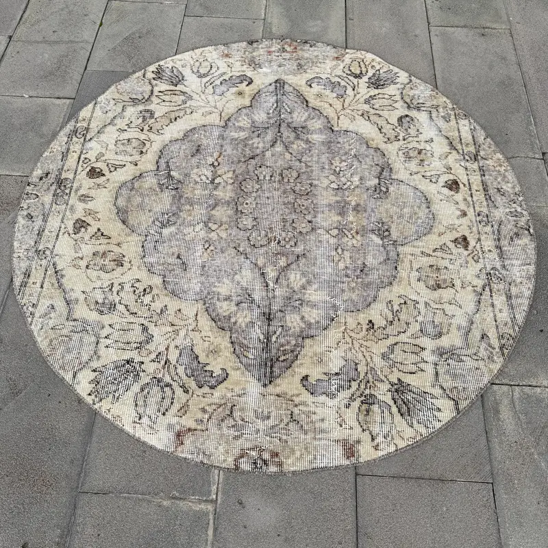 Elegante alfombra beige 1,5x1,5m con motivos florales morados