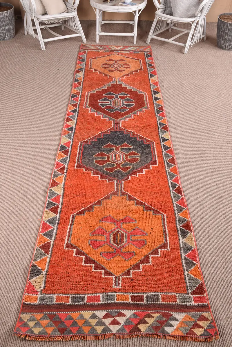 Türkischer 3,1 x 12 Fuß großer Teppich, Vintage-Läuferteppich, orangegrauer Wollteppich mit Rand - 1