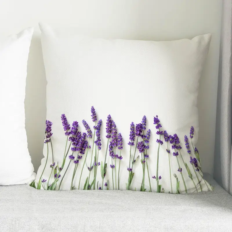 Bedrucktes Kissen mit lila Blumen und Lavendelliebhaber – moderner Komfort