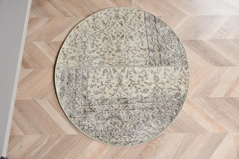 Elegante alfombra beige con diseño de bordes de 2,5x3 pies