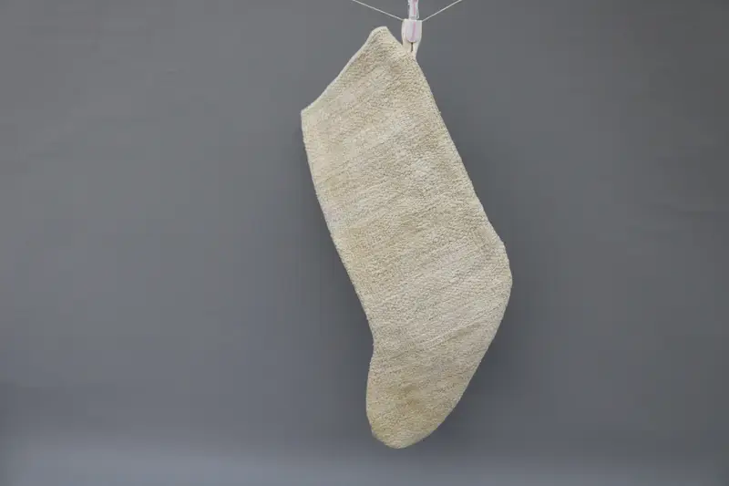 Beigefarbener Weihnachtsstrumpf mit Ornamentmuster, 22,9 cm breit