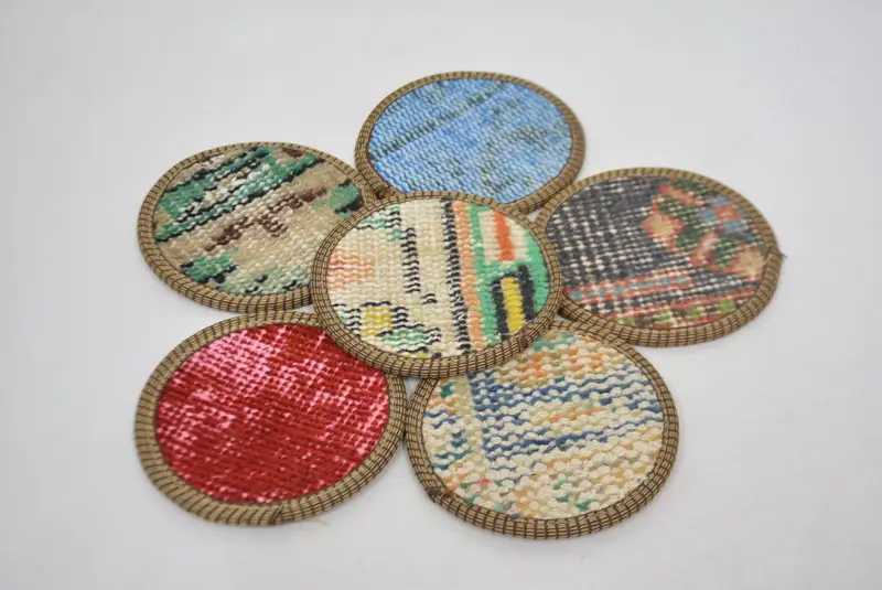 Posavasos redondo rojo y bronce, posavasos duradero y elegante.