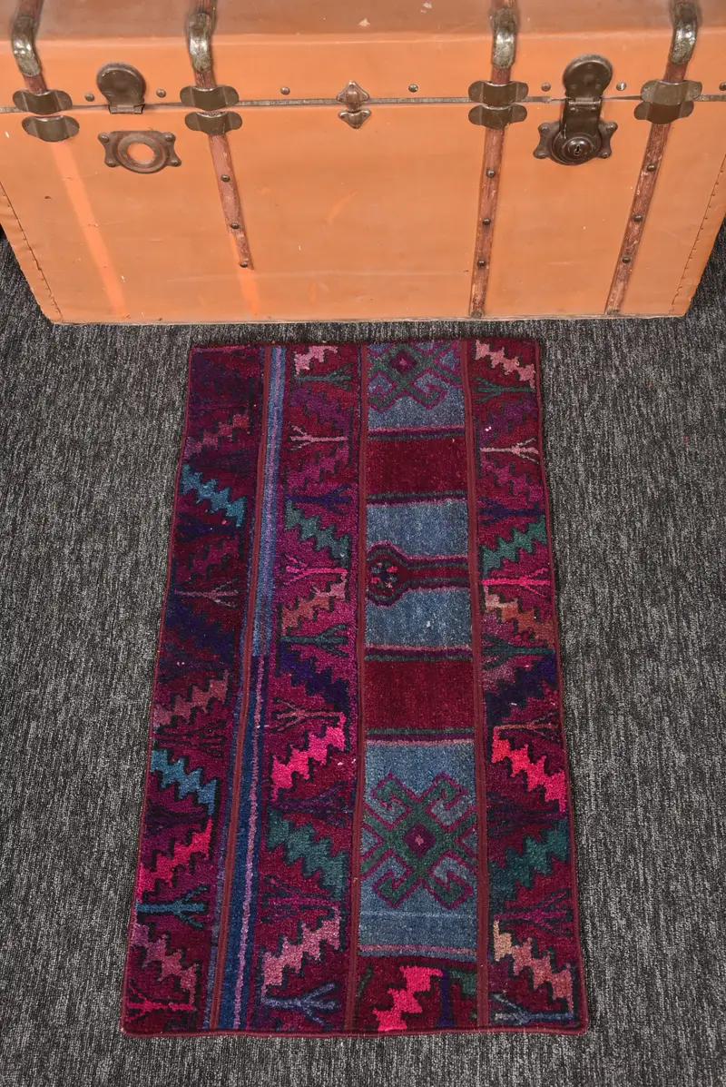 Türkischer Vintage-Teppich, kleiner 52 x 96 cm großer Teppich, lila Patchwork-Wollteppich - 1