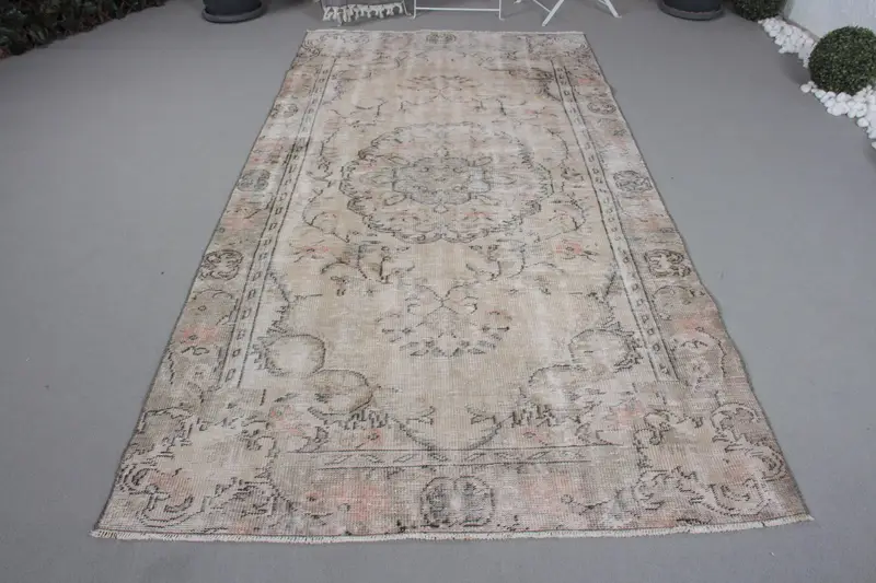 Türkischer Oushak-Teppich 4,6 x 8,5 Fuß, grau-rosa gepunkteter Vintage-Wollteppich - 1