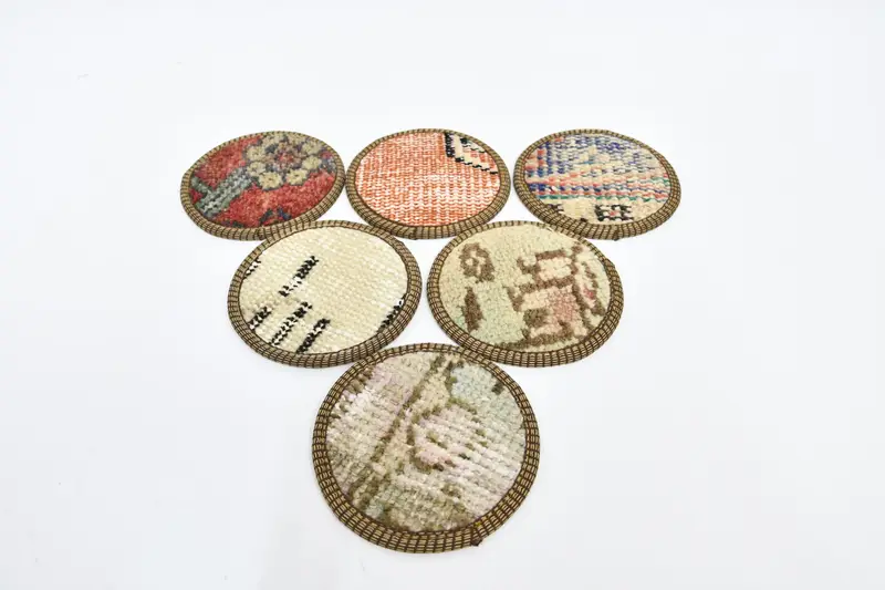 Elegantes posavasos tejidos en rojo y bronce, juego de posavasos duradero y elegante.