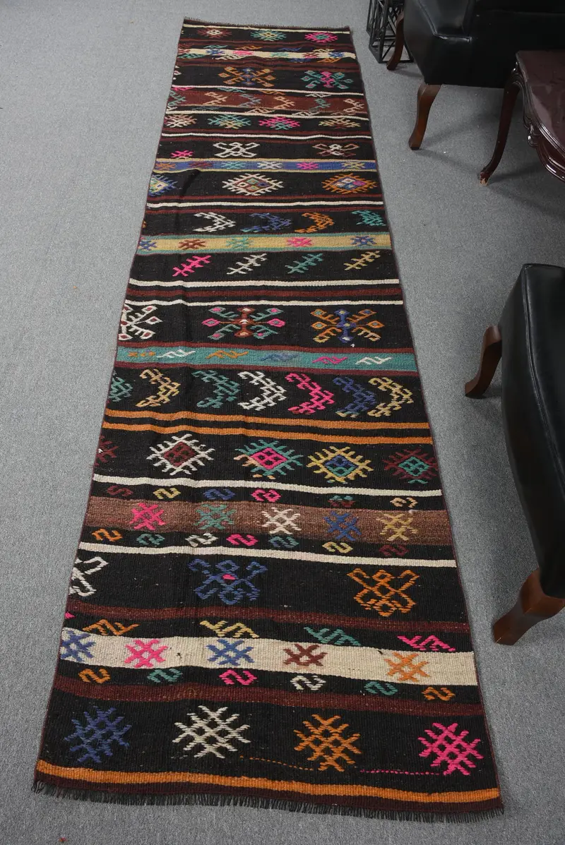 Alfombra Elegante en Negro y Verde, 8x3,5m con Diseño Bordeado