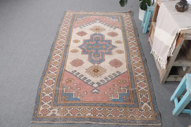 Eleganter beiger Teppich mit blauen Akzenten, 3,8 x 6,7 Fuß