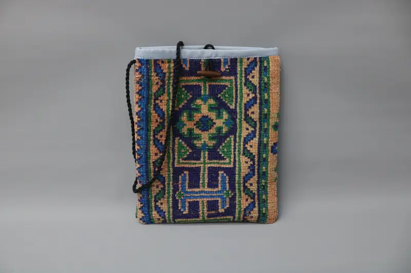 調節可能なストラップ付きアールデコ調キリムバッグ、ヴィンテージモチーフクロスボディバッグ