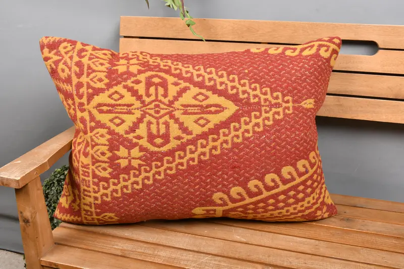 Gesticktes geometrisches Kissen in Orange und Rot, handgefertigtes Leinenkissen