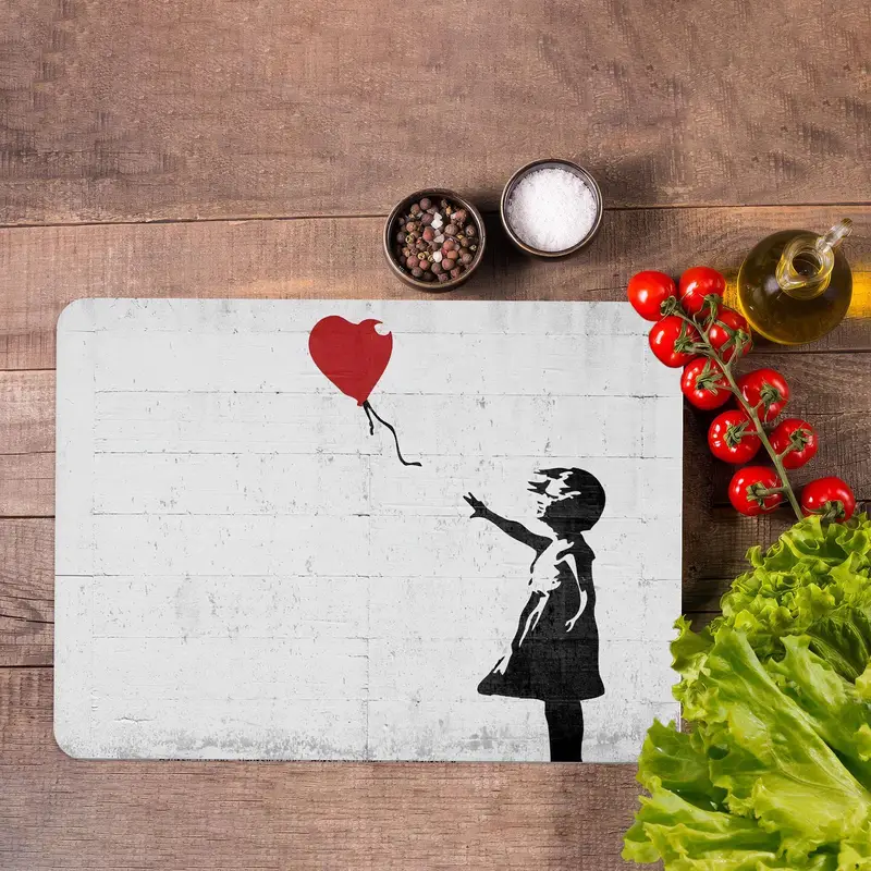 落書きをイメージした現代アートデザインのガラスカッティングボード