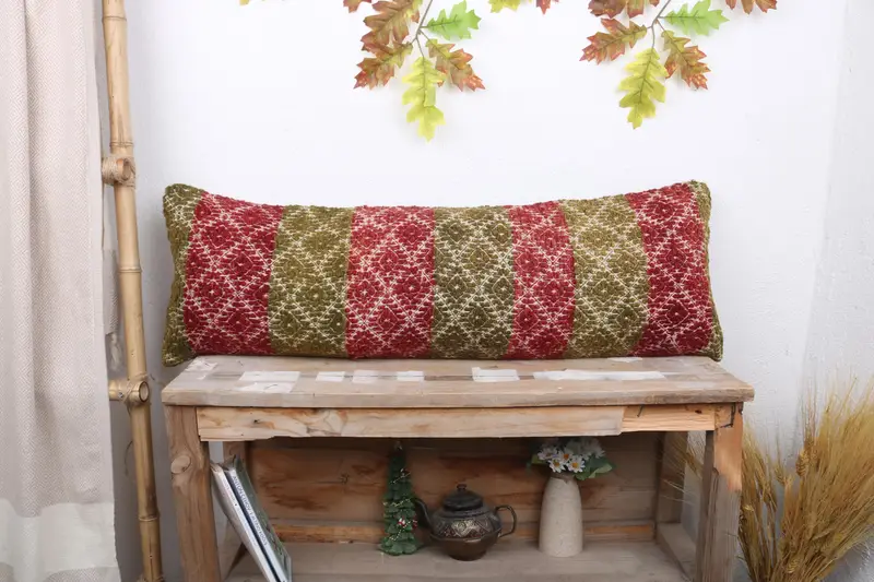 Besticktes grünes Kelim-Wurfkissen, handgefertigtes geometrisches Kissen