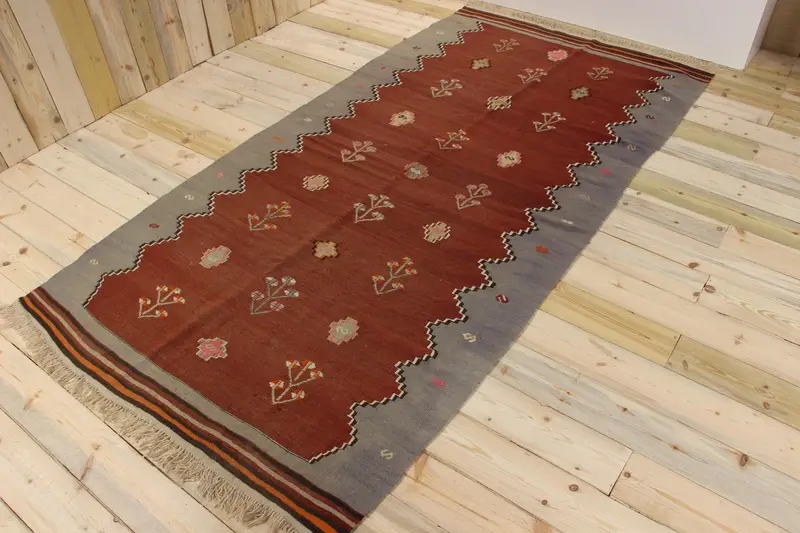 Türk Vintage Halı 4.4x8.9 ft (135x272 cm), Oushak Kırmızı Gri Hayvan Baskı Halı - 1