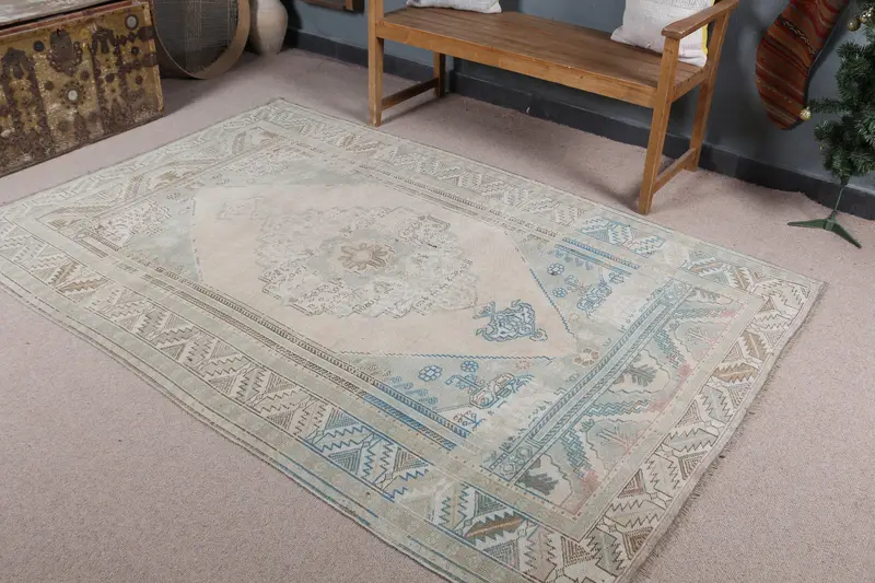 エレガントなベージュとグリーンのラグ、5.1x7.7フィートの幾何学模様の花柄