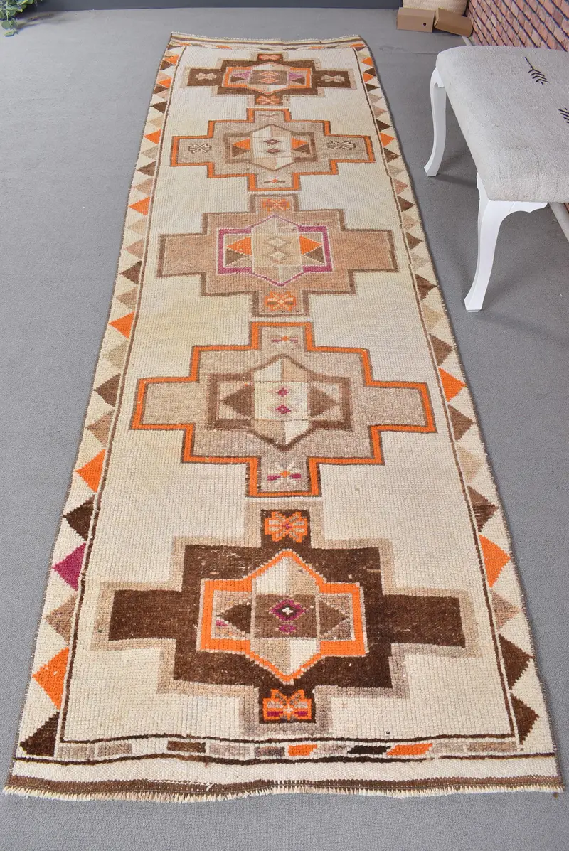 エレガントなベージュのオリエンタルラグ、0.3x11.6フィート、オレンジのアクセント付き