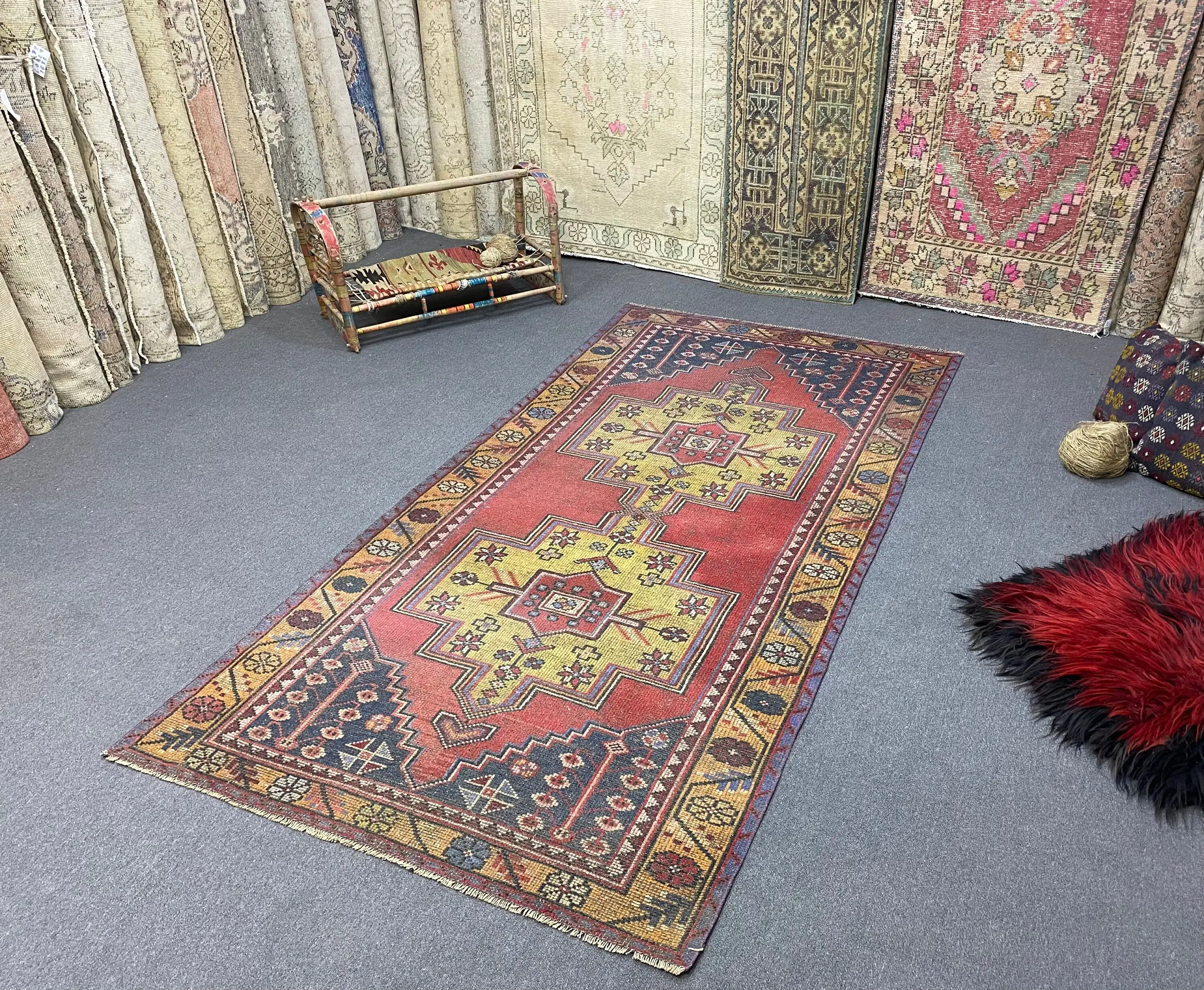 Türkischer Teppich 4,1x8,2 ​​ft (125x251 cm), Vintage-Teppich mit rotem Blumenmuster - 1