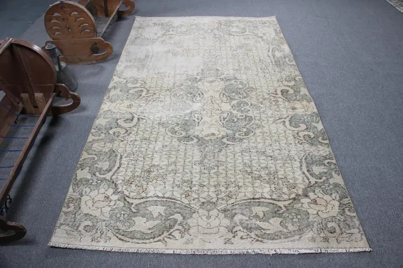 Türkischer Vintage-Teppich, 143 x 250 cm, weißer orientalischer Oushak-Teppich - 1