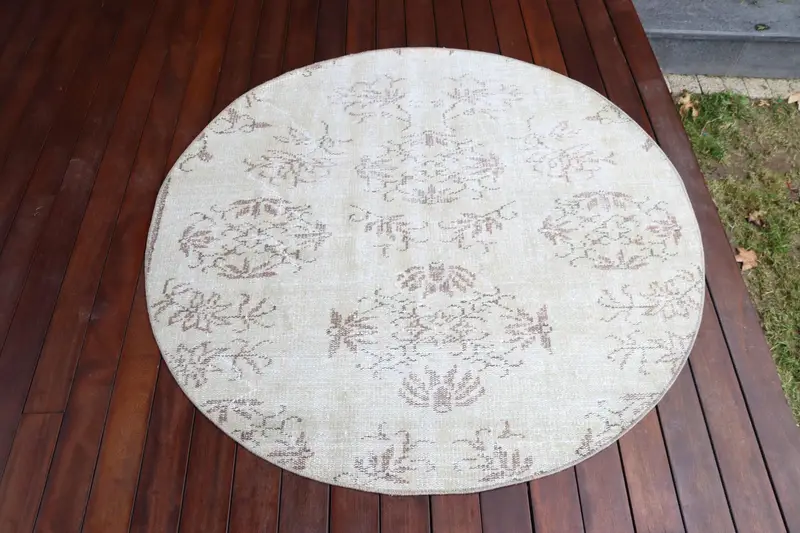 Vintage Turkish Round Rug 4.3x4.4 ft (131x133 cm), White Floral Oushak Rug - 1