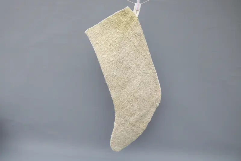 Medias navideñas beige elegantes con adornos blancos, decoración festiva