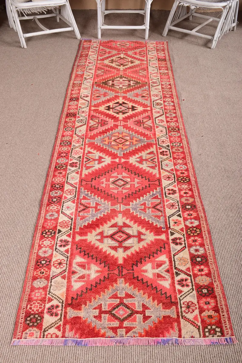 Vintage Halı, 2.8x9.4 ft Runner Türk Halısı, Herki Kırmızı Gri Geometrik Halı - 1