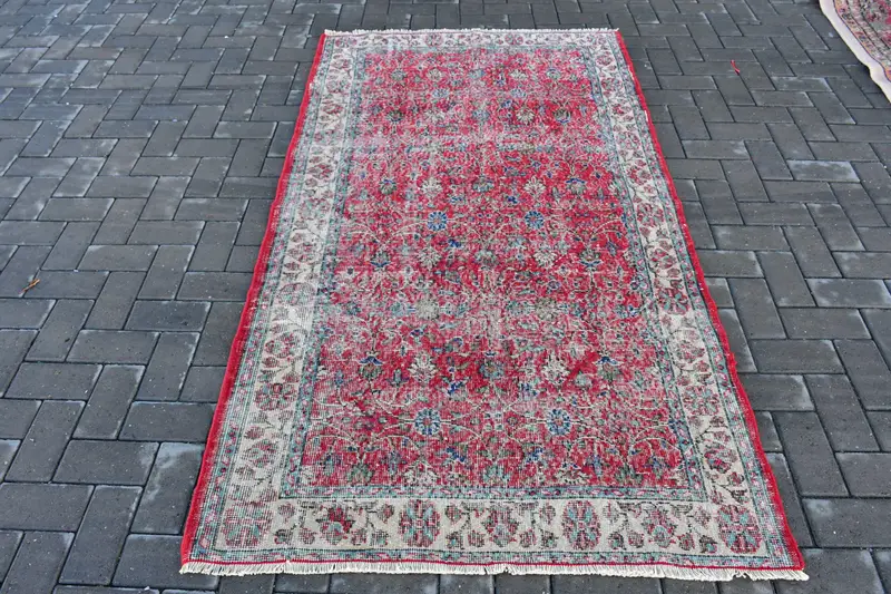 Türkischer Vintage Oushak-Teppich 3,9 x 6,9 Fuß, roter Wollteppich mit Tiermuster - 1