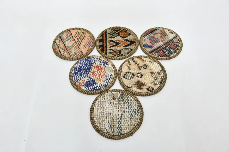 Elegantes posavasos beige y bronce, decoración de cocina premium