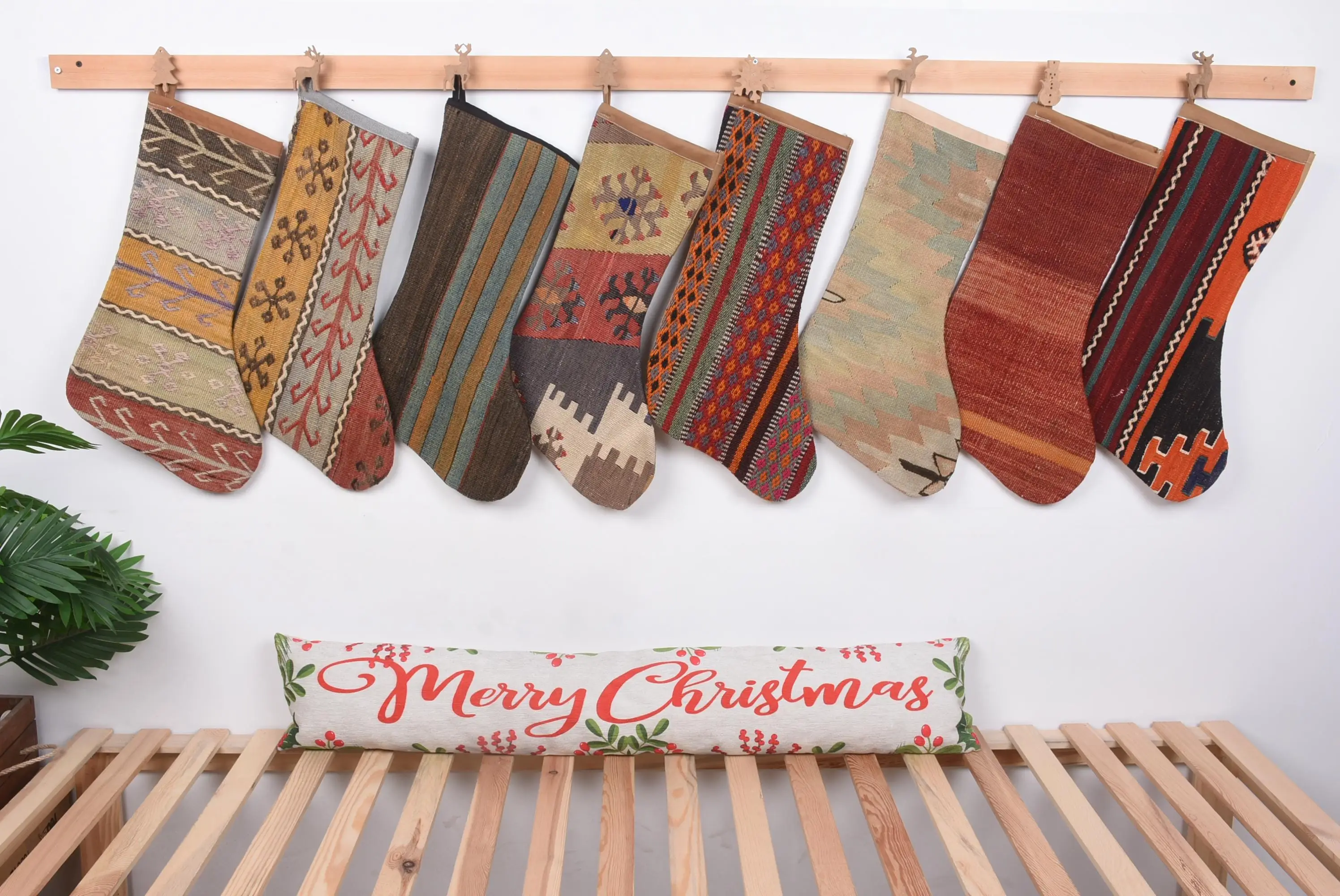 Patrón de adornos navideños festivos, calcetín navideño de 8 pulgadas de ancho - 1