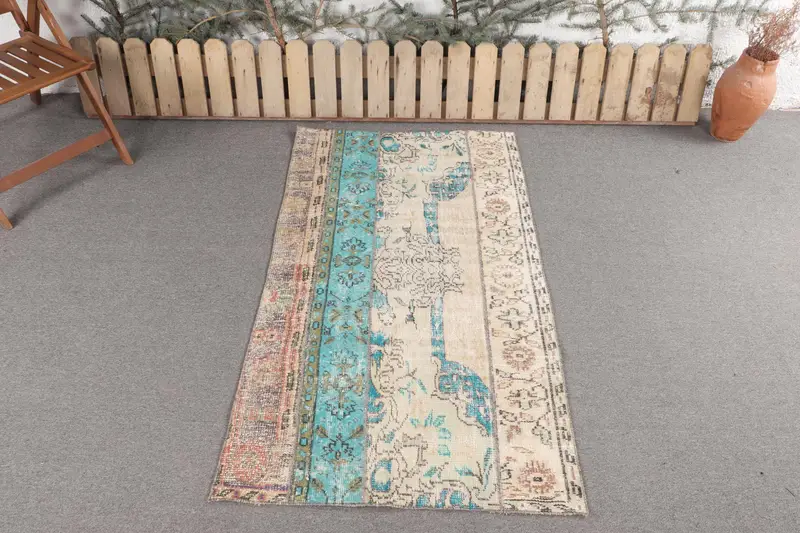 Handgefertigter Teppich in Blau und Beige, 90 x 150 cm, botanisches Design