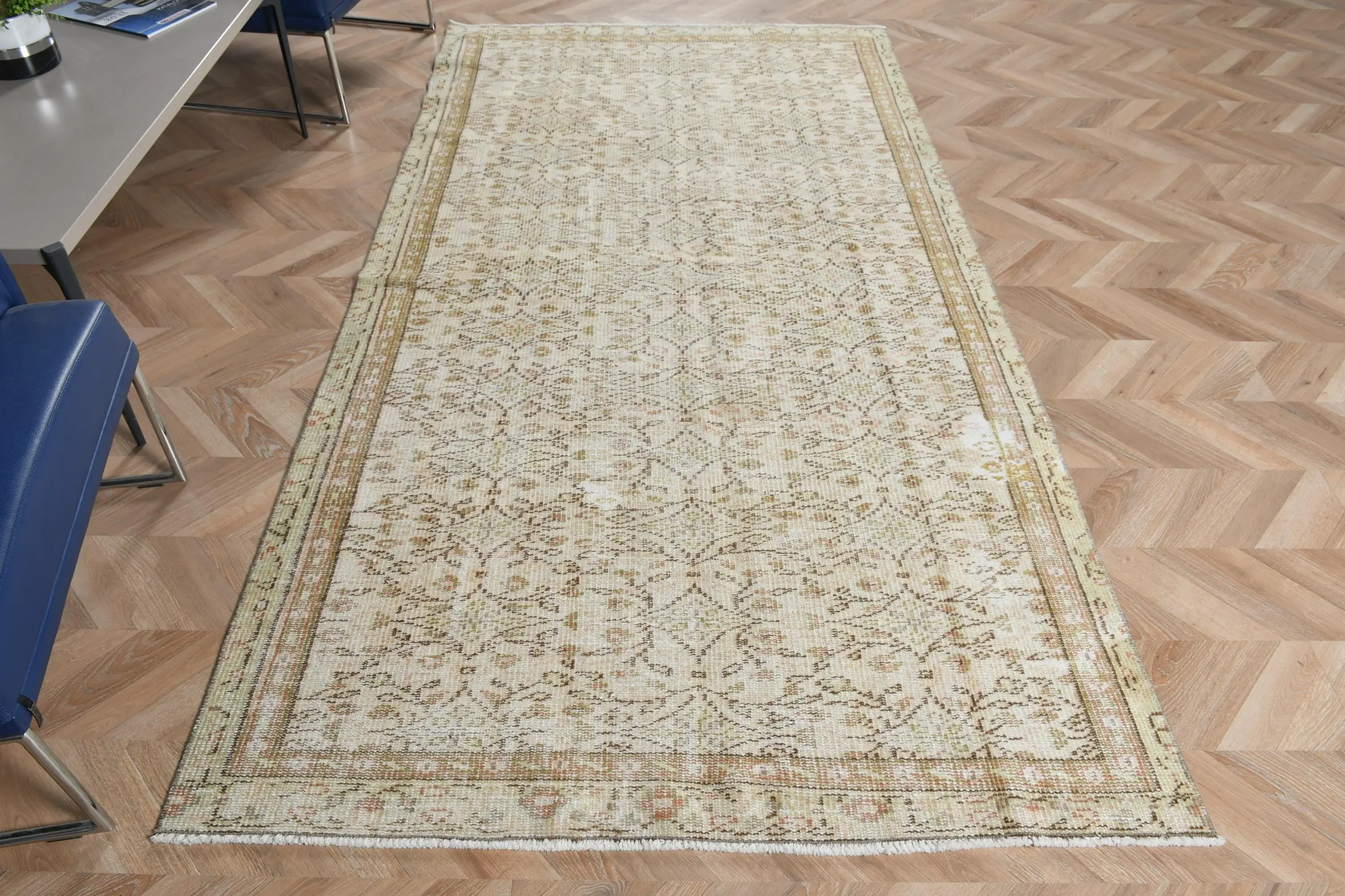 Türkischer Teppich 4,6 x 9 Fuß (140 x 273 cm), beige karierter Vintage-Teppich - 1