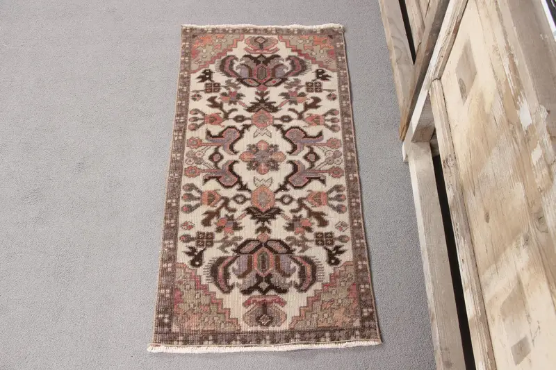 Handgefertigter beiger Teppich mit braunem Rand, 1,2 x 3 Fuß