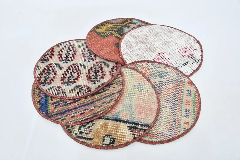 ボヘミアンパターン、特別な機会のための白と赤のプレースマット