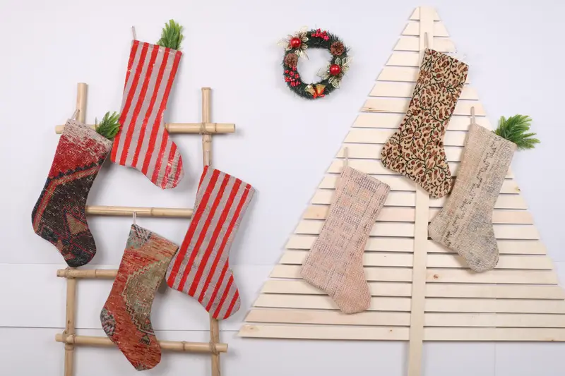 Şenlikli Noel Süsleri Deseni, 22 İnç Genişliğinde Noel Çorabı