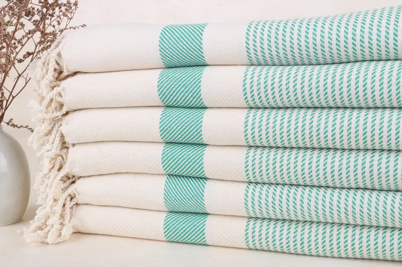 Personalisiertes grünes Monogramm-Strandtuch mit Punkten, 40 x 71 Zoll