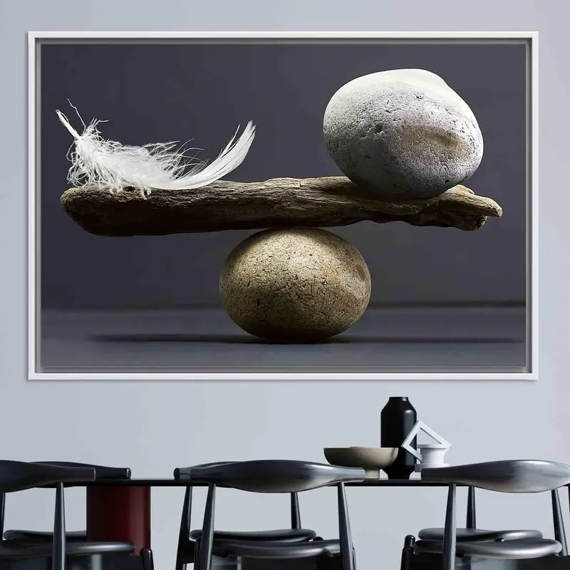エレガントなバランス：石と羽のモチーフをプリントしたキャンバス