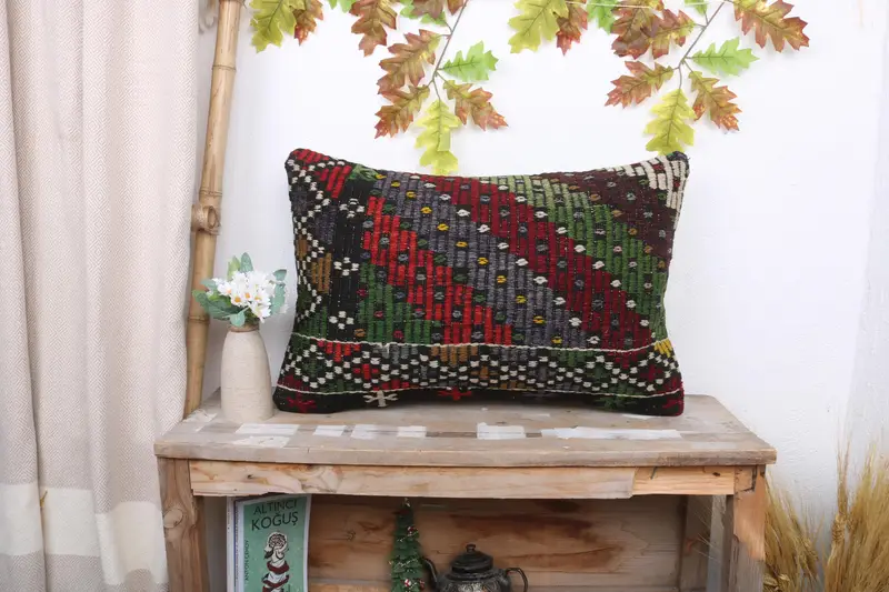 Rotes geometrisches Kissen, handgefertigtes besticktes Kissen mit Vintage-Charme