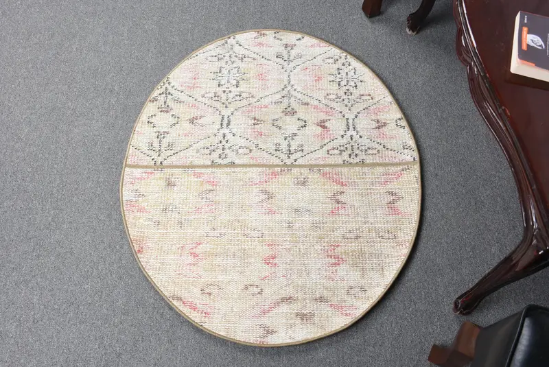 Elegante alfombra beige y rosa, 2,5x3 pies con motivos florales geométricos