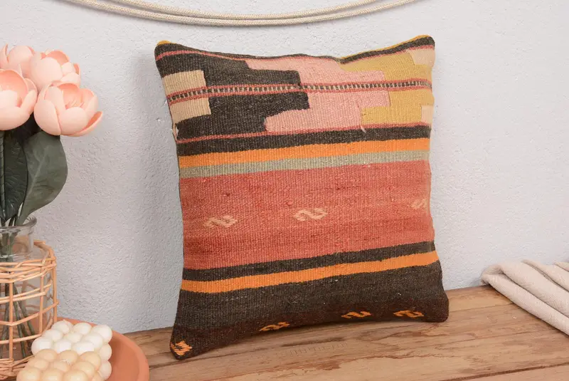 Rot-rosa gestreiftes Kissen, besticktes Vintage-Kissen