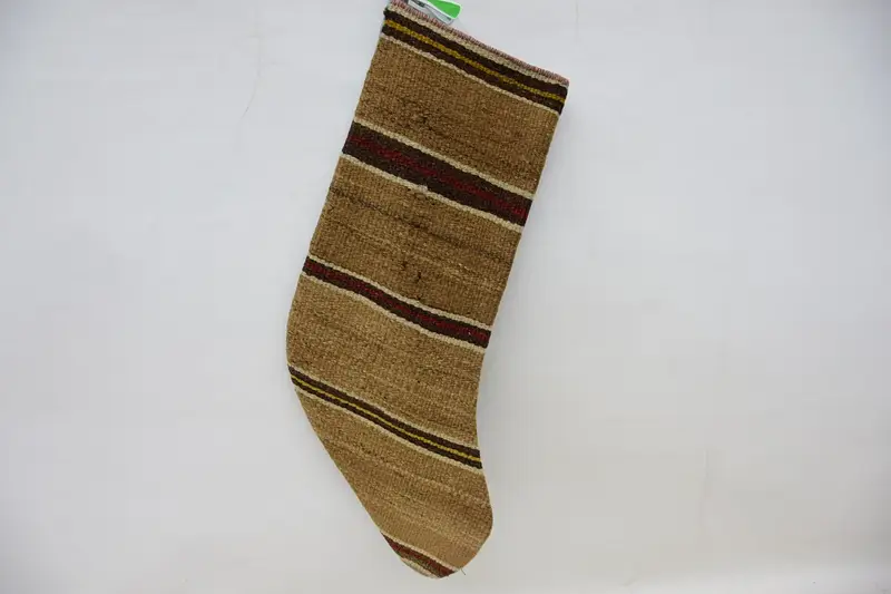 ベージュのクリスマス ストッキング、茶色の装飾品、お祝いの休日の装飾