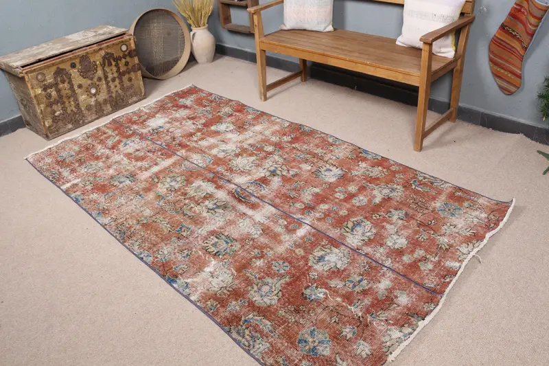 ブラウンイカットラグ、4.5x8.1フィート、レッドアクセント付き